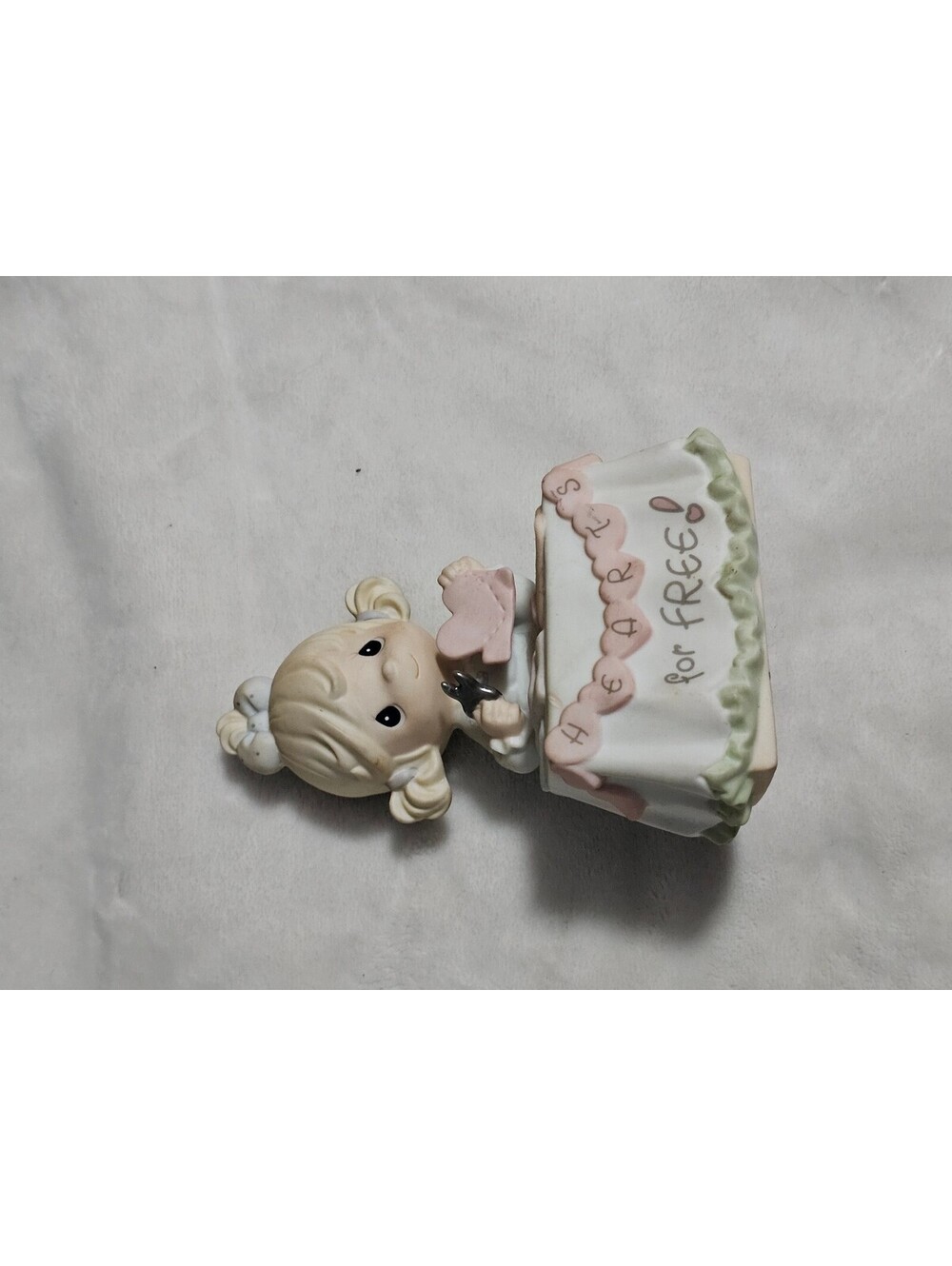 Precious Moments 'Giving My Heart Freely' Figurine 2000